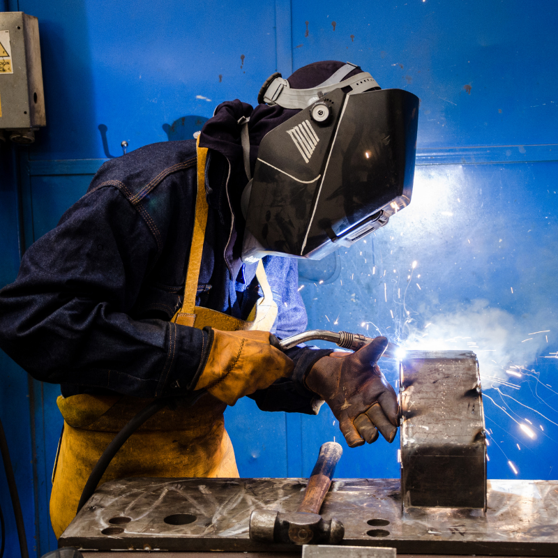 Trabajo de soldadura en un taller metalmecánico
