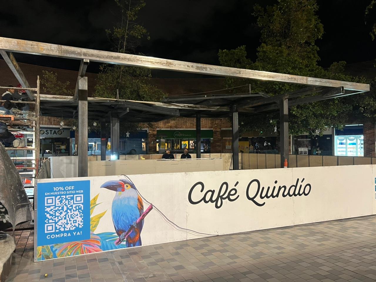 Pérgola metálica instalada en un espacio comercial